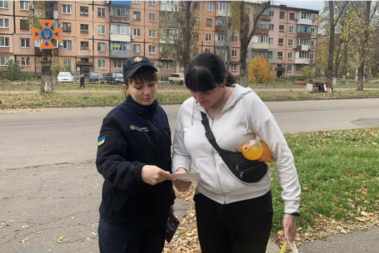 Криворізькі рятувальники проводять профілактичні бесіди із населенням