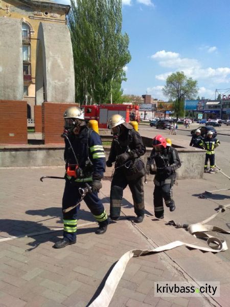 В Кривом Роге спасатели ликвидировали условный огонь в скоростном трамвае (ФОТО)