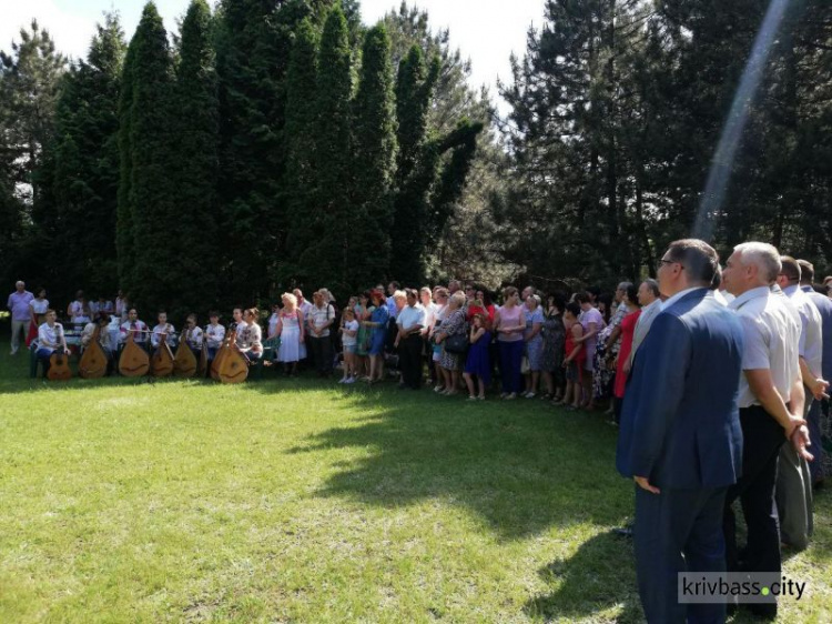 В Кривом Роге появятся новые площадки, лавочки и беседки: победителям конкурса "Сто дворов" вручили сертификаты (фото)