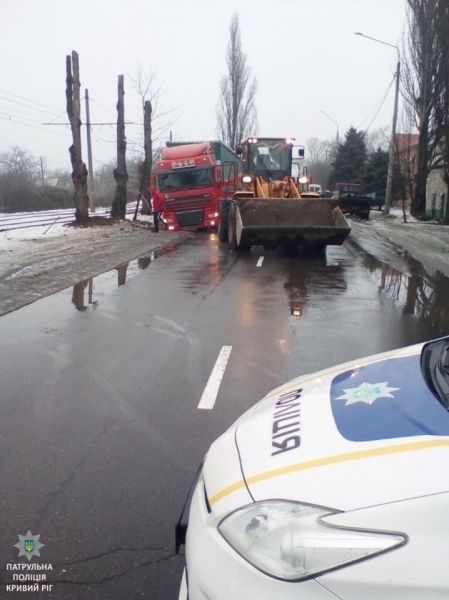 Патрульная полиция оказала помощь водителю, попавшему в беду на дороге