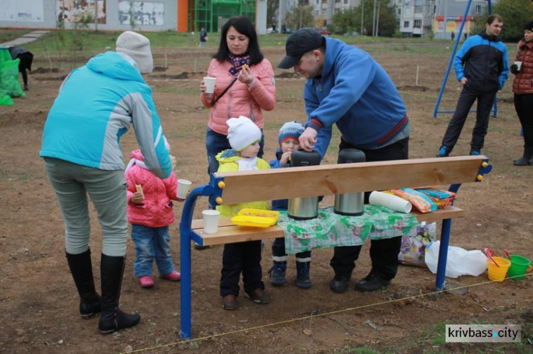 Жители микрорайонов Восточный-2,3 в Кривом Роге вышли на субботник (ФОТОРЕПОРТАЖ)