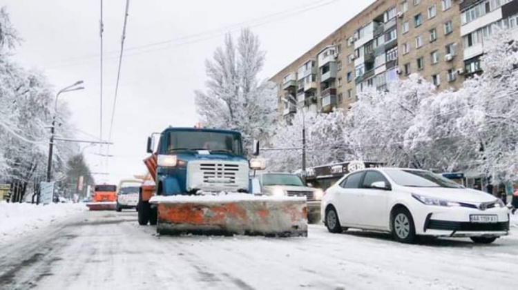 Криворожан просят не бросать автомобили, в городе работает снегоуборочная техника (фото)