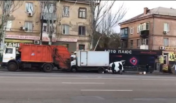 В Кривом Роге автомобиль влетел в припаркованый грузовик, есть пострадавшие (фото)