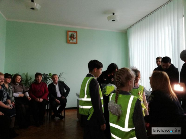 Полицейские Кривого Рога напомнили пешеходам о безопасности и вручили школьникам светоотражающие жилеты (ФОТО)