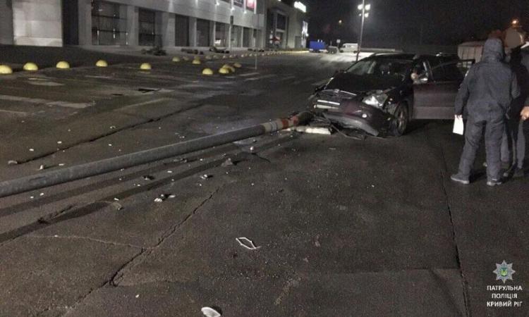 В Кривом Роге водитель на авто снес  электроопору (фото)