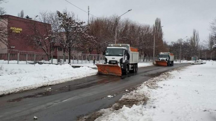 Криворожан просят не бросать автомобили, в городе работает снегоуборочная техника (фото)