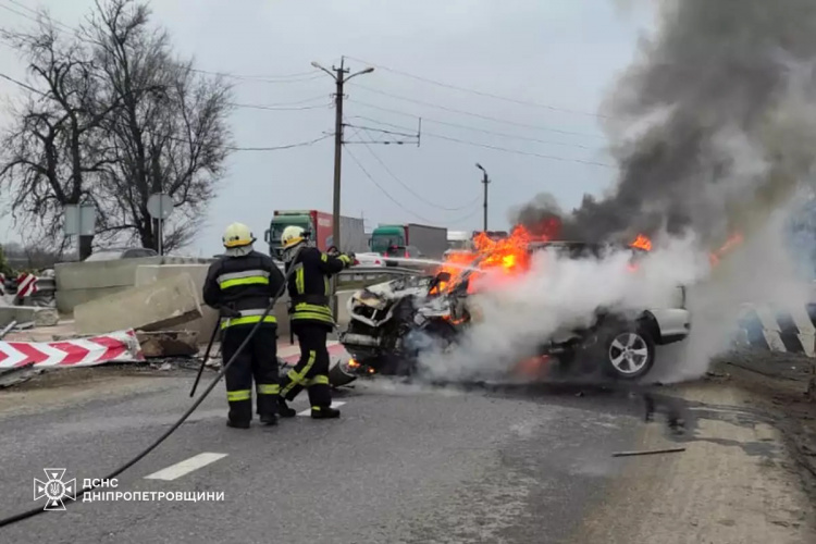 Наїхав на поліцейського та врізався в бетонний блок: на блокпосту Дніпропетровщини сталося ДТП