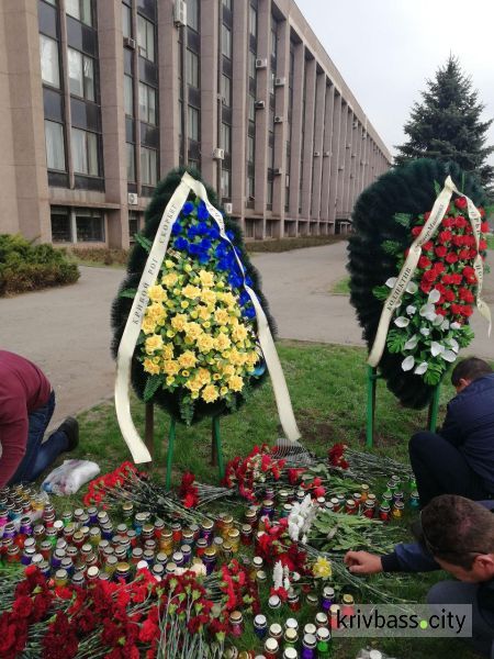 Жители Кривого Рога в знак скорби несут цветы и венки к месту трагедии