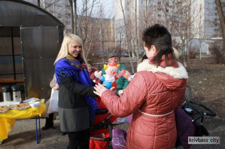 В Кривом Роге угощали блинами и сжигали чучело (ФОТО+ВИДЕО)