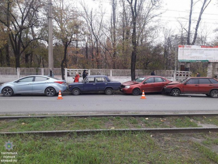 В Кривом Роге женщина за рулем устроила ДТП из 4-х машин (ФОТО)