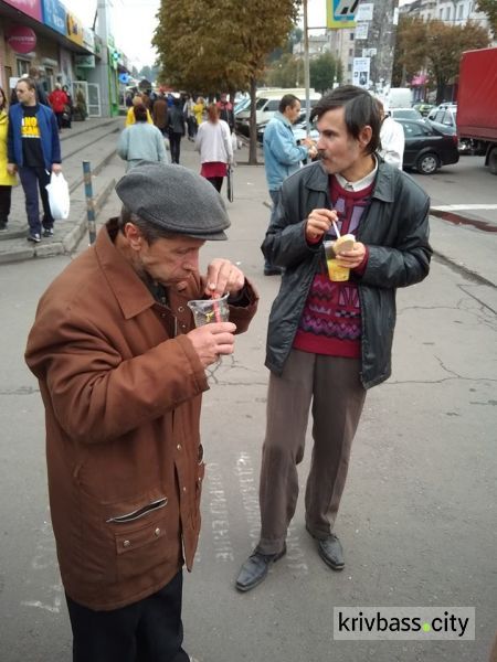 В центре Кривого Рога разбили палатки и бесплатно раздавали еду (ФОТО)