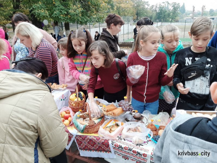 "От сердца к сердцу": в Криворожских школах начались традиционные осенние ярмарки (фото)