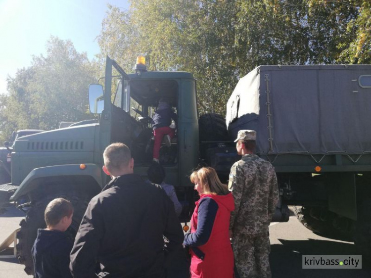 Танки, артиллерийские комплексы, минометы: в Кривом Роге проходит выставка военной техники (ФОТО)