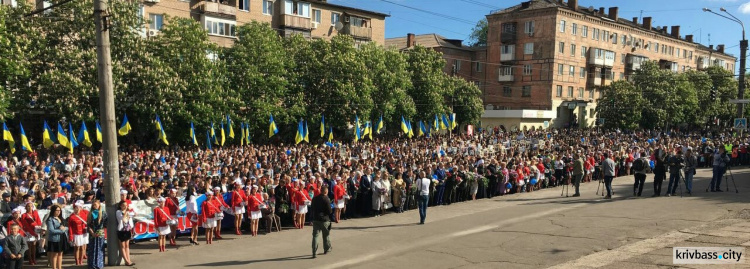 Торжественное шествие, митинг-реквием и шары с надписью «С Днем Победы!» увидели сегодня жители Кривого Рога (ФОТО)