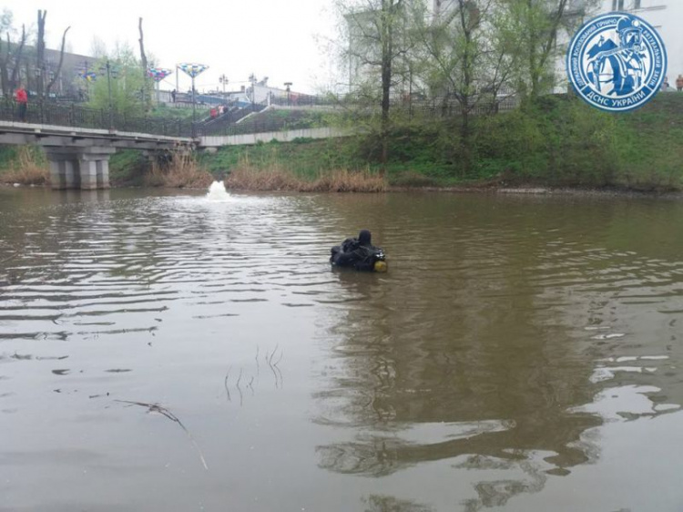 В Кривом Роге водолазы не дали жителям одного из районов города остаться без питьевой воды (фото)