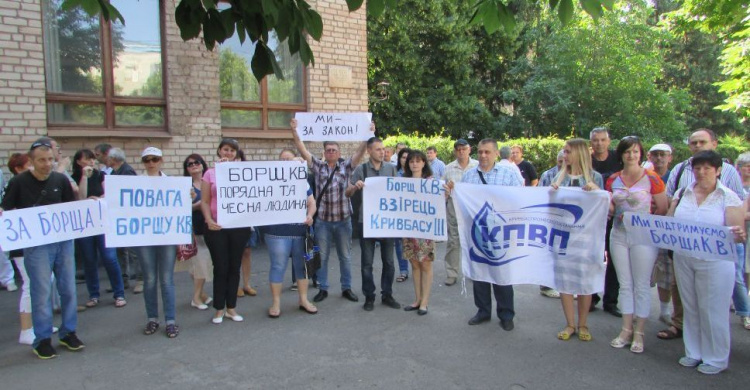 В Кривом Роге коллектив предприятия вышел под стены полиции, чтобы поддержать своего коллегу