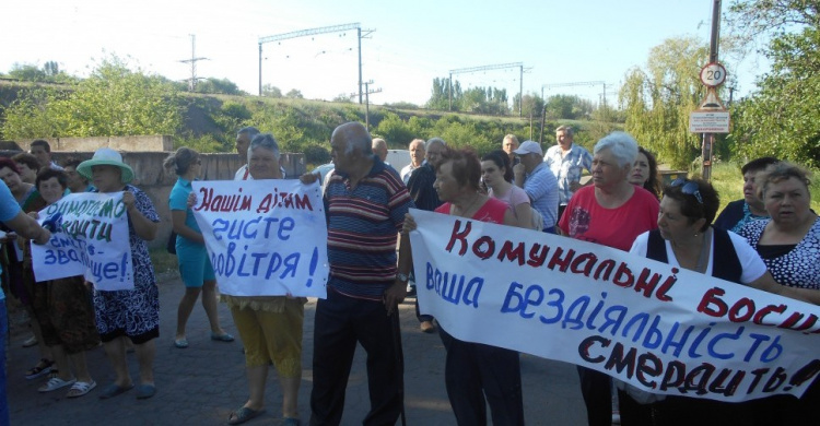 В Кривом Роге жители поселка Шевченко вышли на митинг и перекрыли дорогу к свалке (ОБНОВЛЕНО)