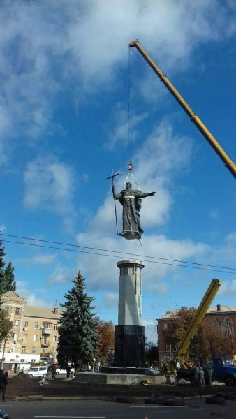 В Кривом Роге проходит установка самого высокого памятника в Европе  (ФОТОФАКТ)