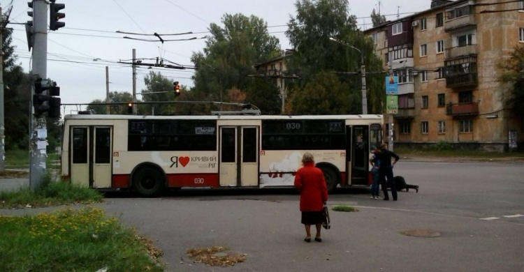 В Кривом Роге у троллейбуса на ходу оборвалась рулевая тяга