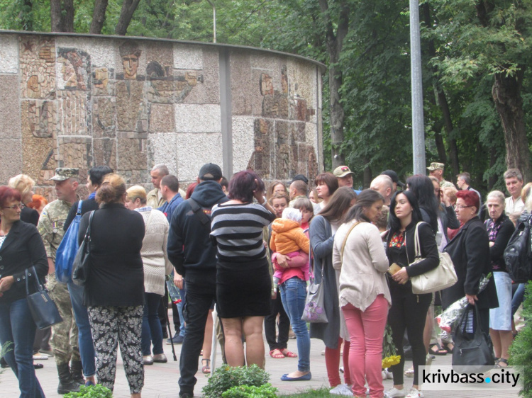 В Кривом Роге замкомбата стал на колени перед родственниками погибших под Иловайском (ФОТО)