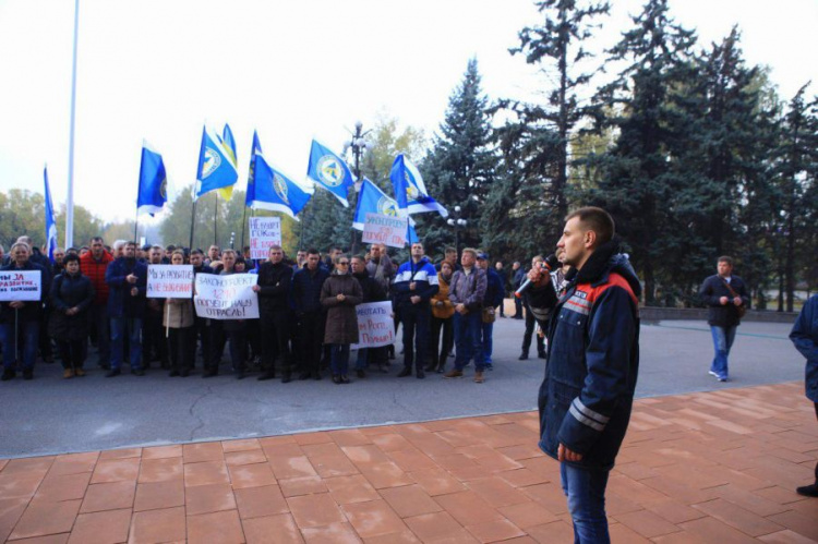 Работники криворожских промпредприятий митинговали против принятия кабального закона №1210 (фото)