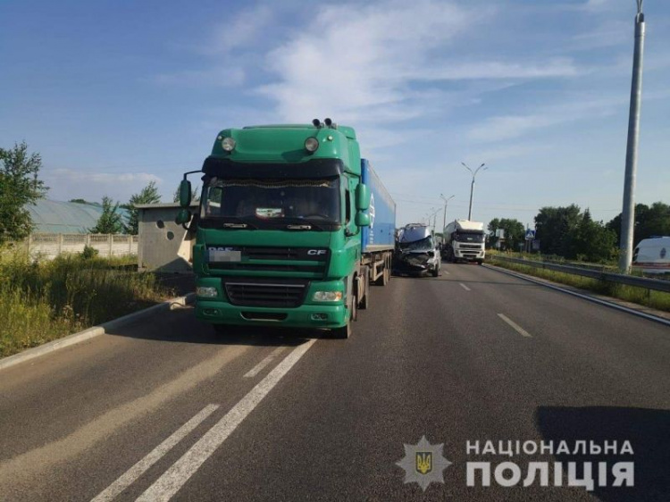 На Днепропетровщине микроавтобус со школьниками въехал в фуру (фото)