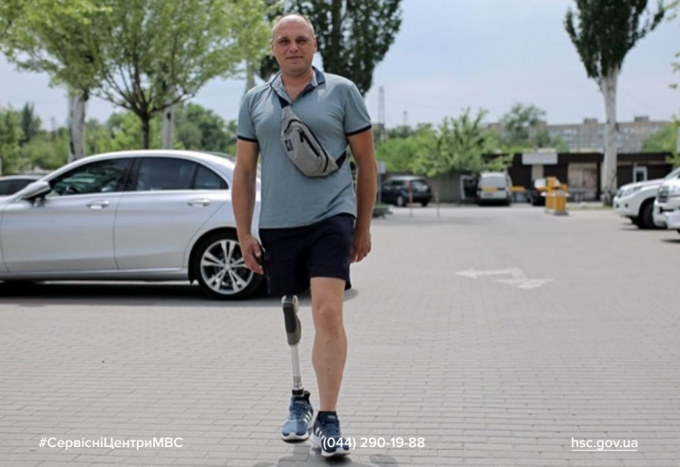Вперше на Дніпропетровщині: випускник «Автошколи для осіб з інвалідністю» отримав посвідчення водія