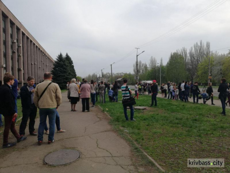 Жители Кривого Рога в знак скорби несут цветы и венки к месту трагедии