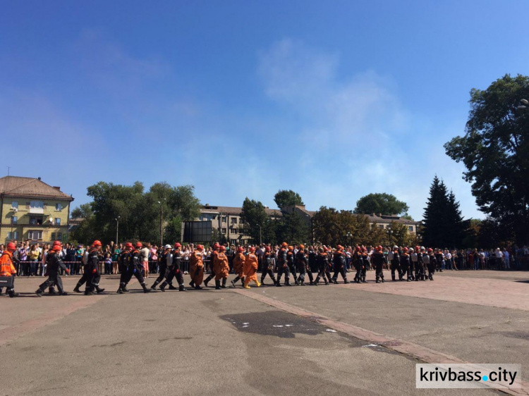 К профессиональному дню горноспасатели Кривого Рога провели показательные учения (ФОТО)