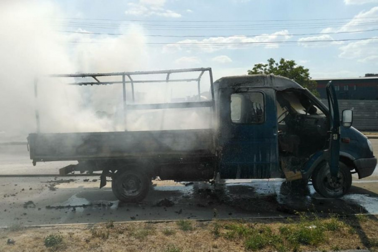 Во время движения на объездной дороге загорелся грузовой автомобиль