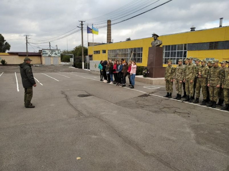 В преддверии праздника школьников гостеприимно встречали в Криворожской воинской части (фото)