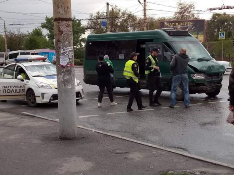 В Терновском районе Кривого Рога столкнулась маршрутка с легковым автомобилем (фото)