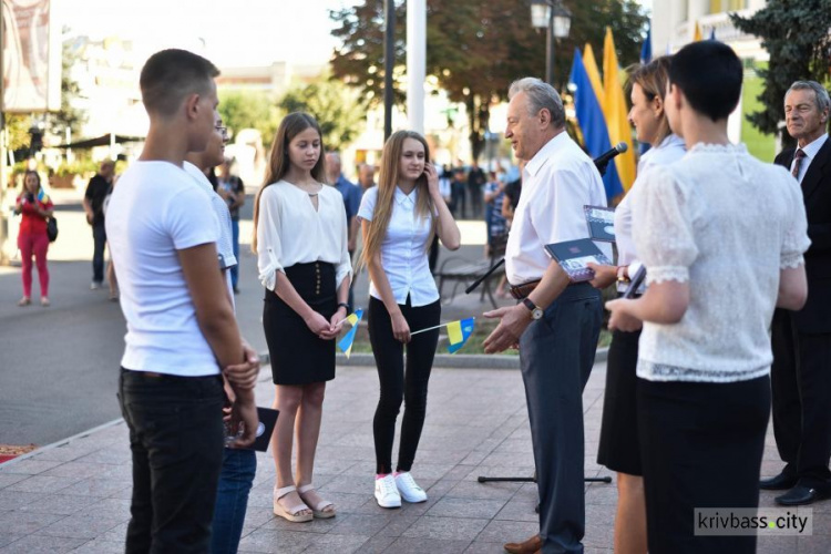 В Центрально-Городском районе на День независимости возложили цветы к памятникам