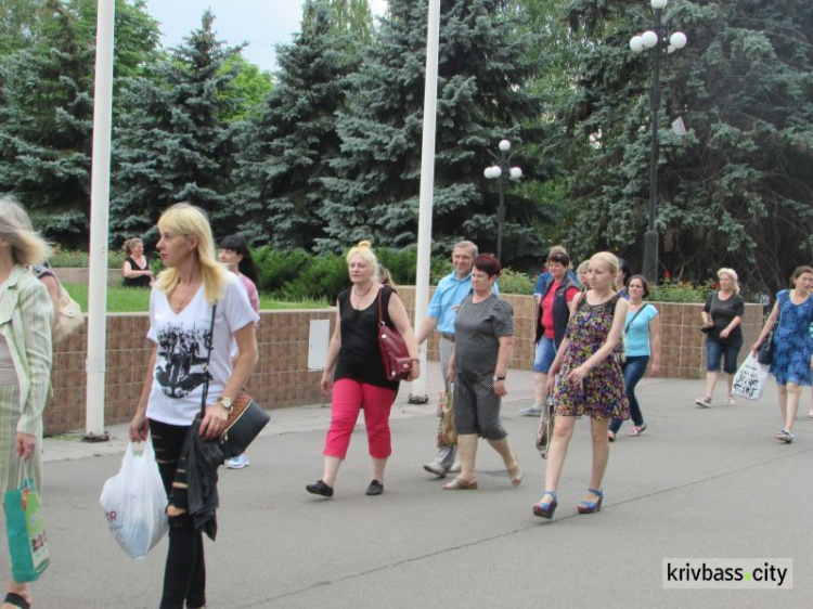 В Кривом Роге под стенами горисполкома медики требовали свою зарплату (ФОТО, ВИДЕО)