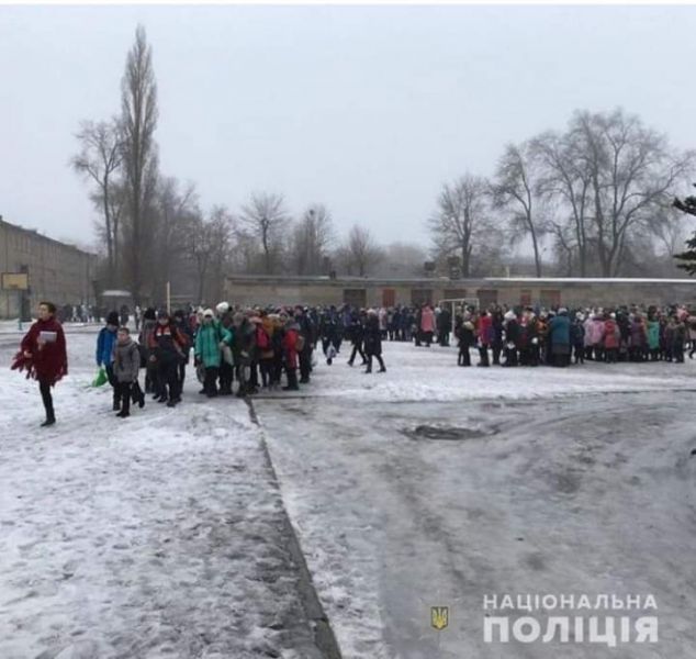 В Кривом Роге школьников эвакуировали из зданий: полиция проверяет информацию о заминировании (фото) 