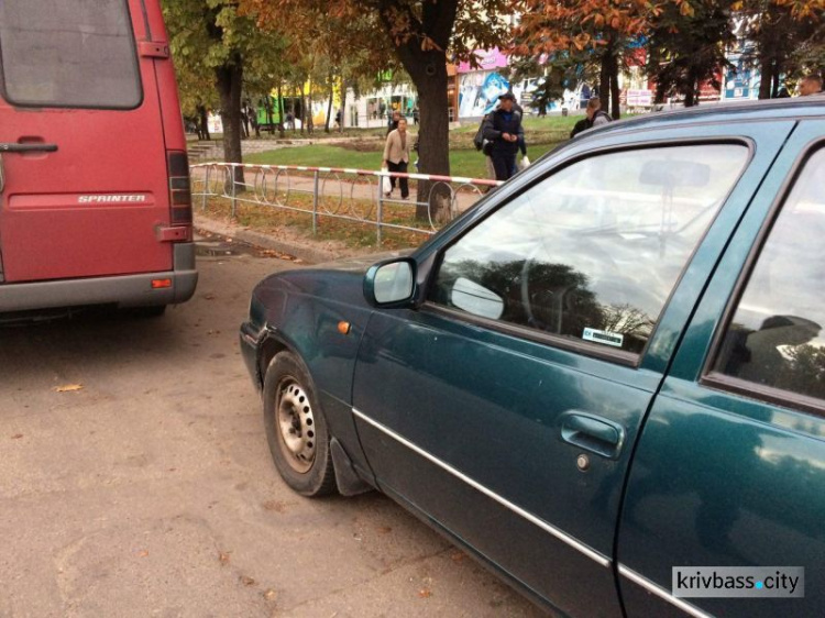 В Кривом Роге произошло ДТП с участием трех машин и маршрутки (ФОТОФАКТ)