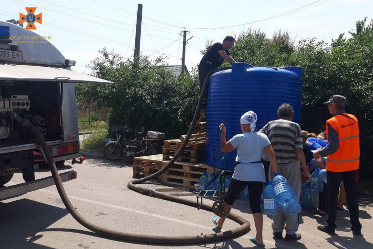 Підвіз води мешканцям Дніпропетровщини: рятувальники надають свою допомогу