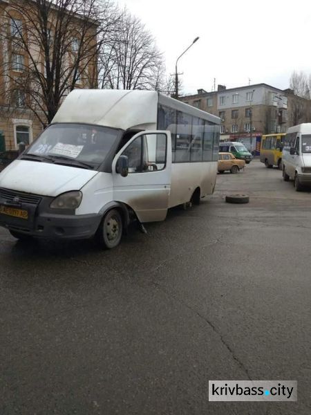 В Кривом Роге на остановке общественного транспорта маршрутка потеряла колесо (ФОТОФАКТ)