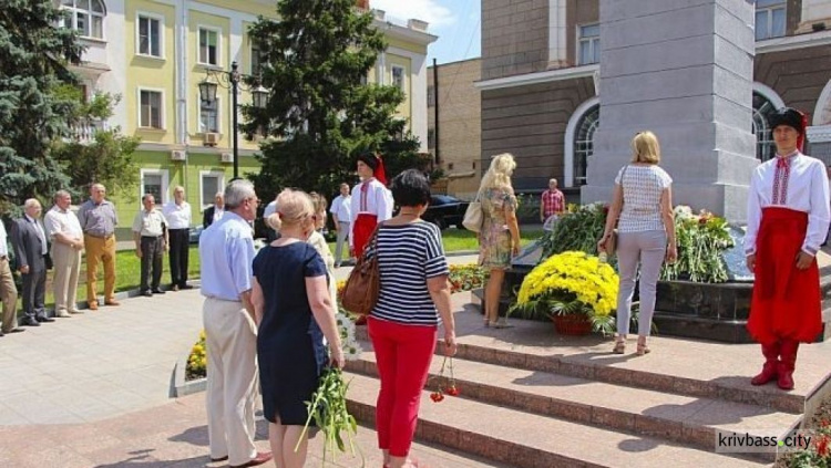 В честь Дня Конституции в Кривом Роге проходят официальные мероприятия (фото)