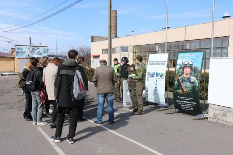 Воинская служба изнутри: в части 3011 Кривого Рога состоялся День открытых дверей