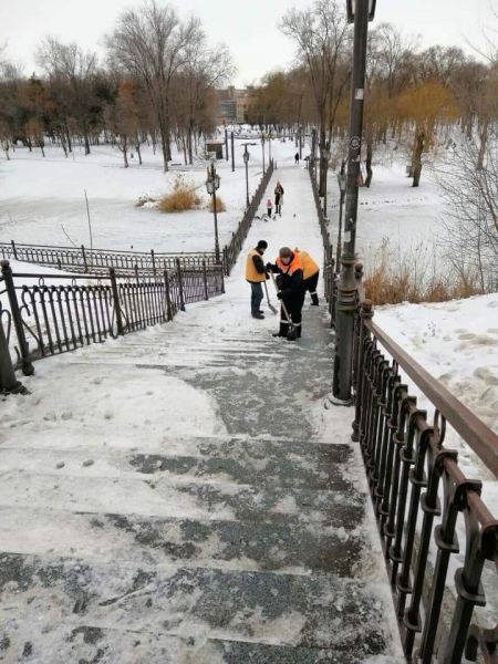 В Кривом Роге всю ночь чистили тротуары и пешеходные дорожки (фото)