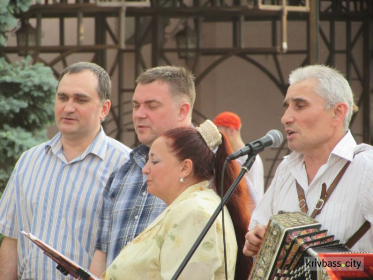 Песни под гитару и баян: в Кривом Роге криворожан приглашают попеть (фото)