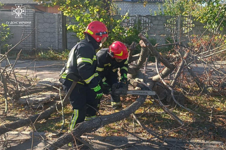 Ні проїхати, ні пройти: у Кривому Розі надзвичайники продовжують ліквідацію наслідків вчорашньої негоди