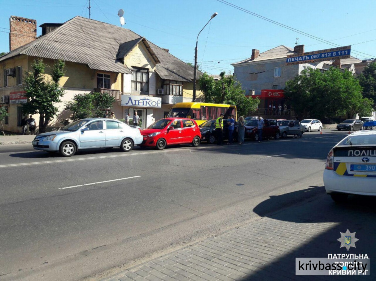 В Кривом Роге столкнулись сразу 5 автомобилей (ФОТО)