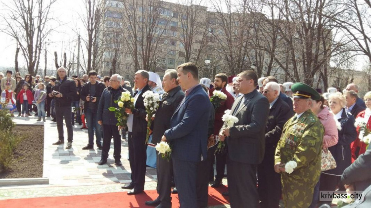 В Кривом Роге прошло торжественное открытие скульптуры (ФОТОРЕПОРТАЖ, ВИДЕО)