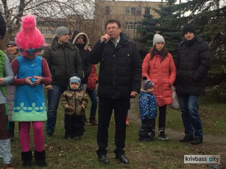 В микрорайоне Восточный-1 в Кривом Роге открылась новогодняя ёлка (ФОТОФАКТ)