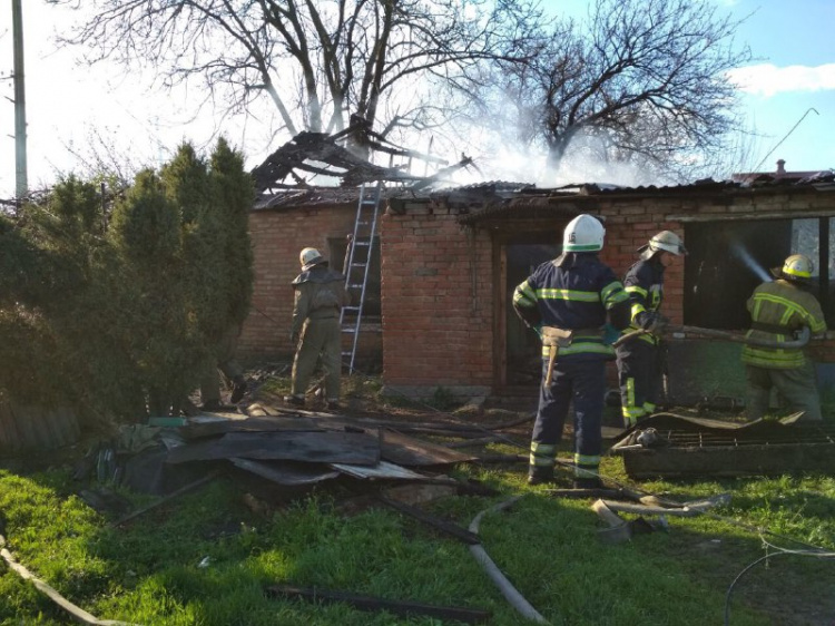 В Кривом Роге пожар оставил горожан без крыши над головой (фото)