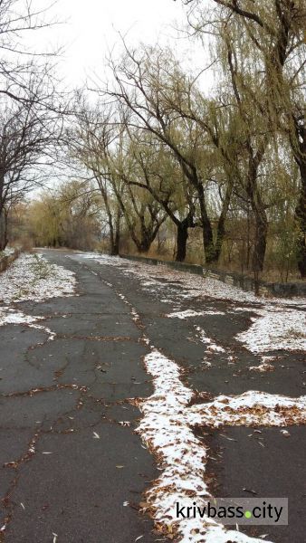 Каменные дорожки, фонари, лавочки: набережная в Покровском районе продолжает радовать криворожан (фоторепортаж)