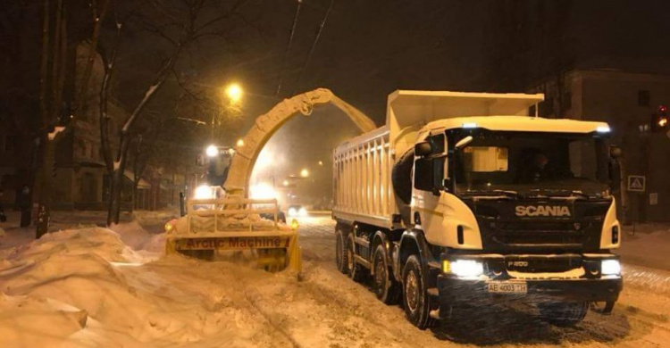 В Кривом Роге дороги обработали противогололедной смесью: за сутки потратили 472 тонны материала