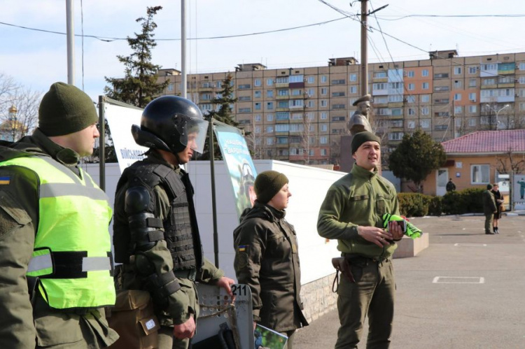 Воинская служба изнутри: в части 3011 Кривого Рога состоялся День открытых дверей